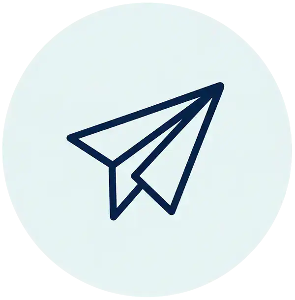 Soluciones para traumas: Icono sencillo de un avión de papel con contorno negro sobre un fondo circular claro.